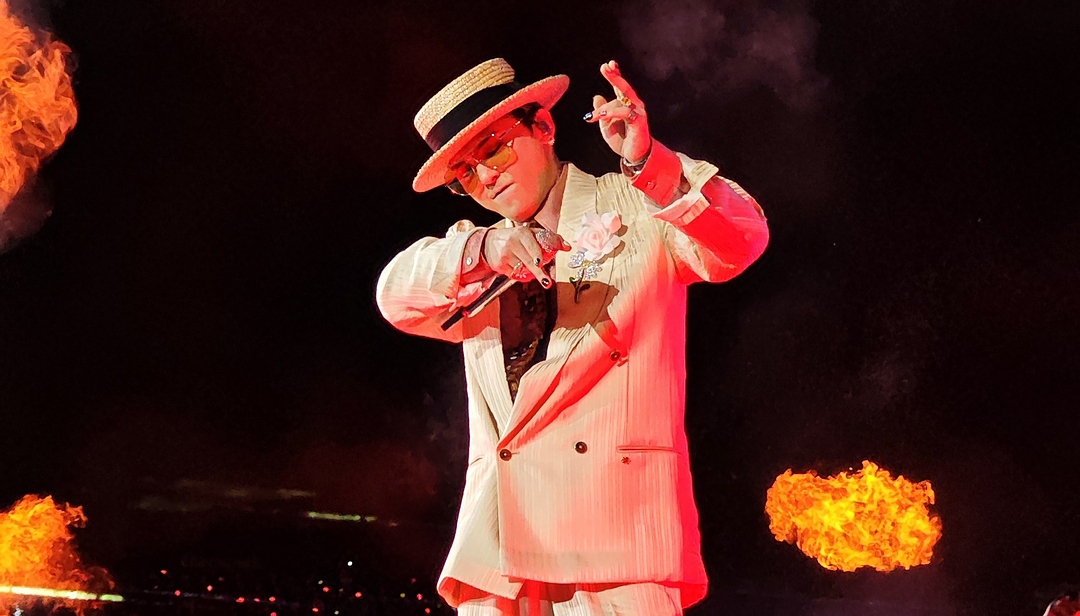 G-Dragon steals the show at World Tour Übermensch in Hung Yen